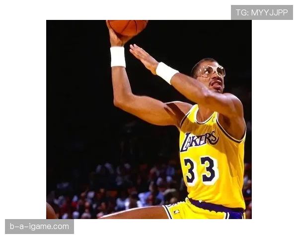 贾巴尔无球走位制造错位，内线高效输出改变攻防节奏